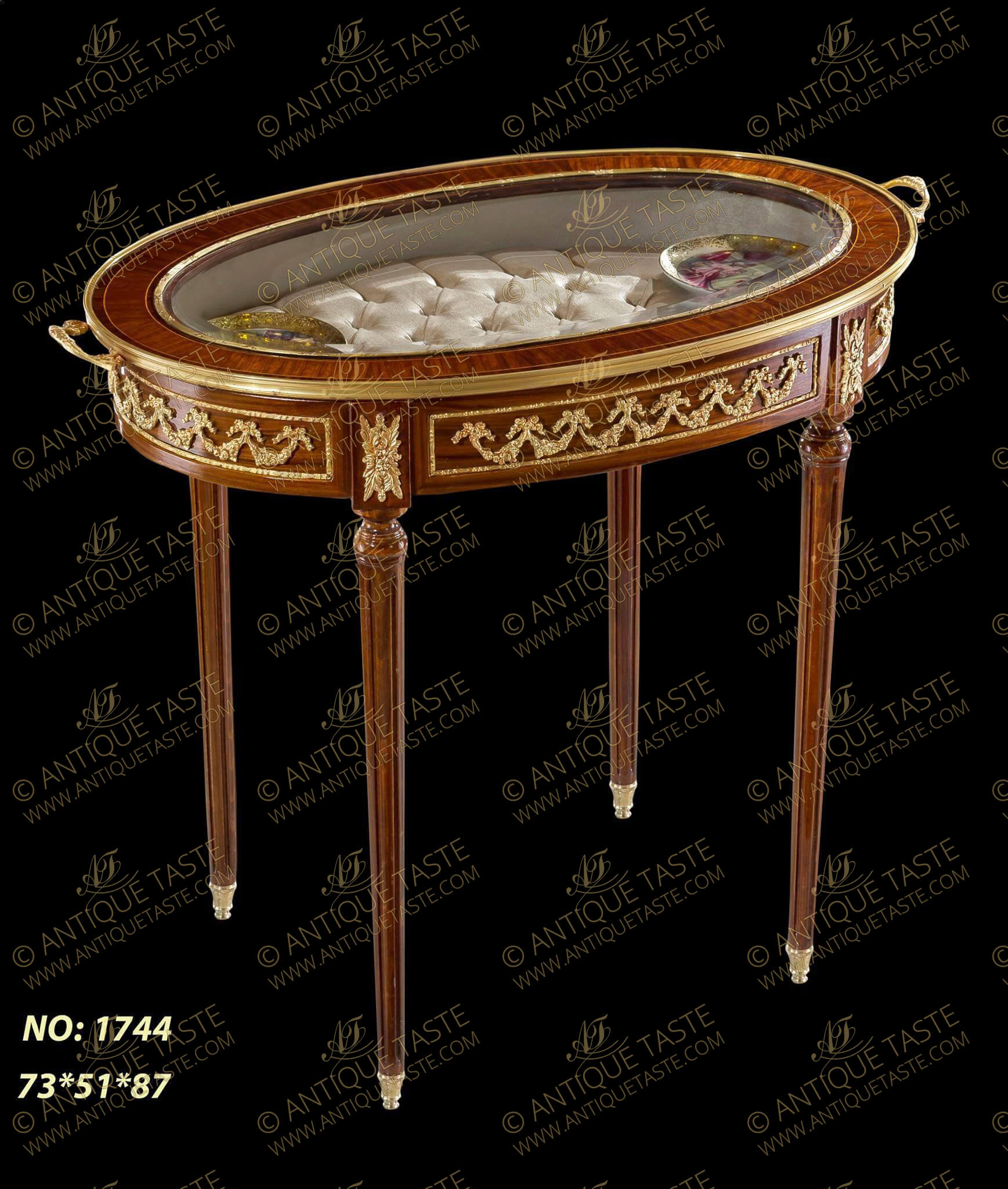French Louis XVI style ormolu-mounted oval shape bijouterie / vitrine table, The oval removable tray top ornamented with ormolu handles and ormolu strip, upholstered inside in tufting / capitone style above a frieze ormolu mounted with foliate garlands and rosettes. Raised on a fluted tapered legs with ormolu sabots